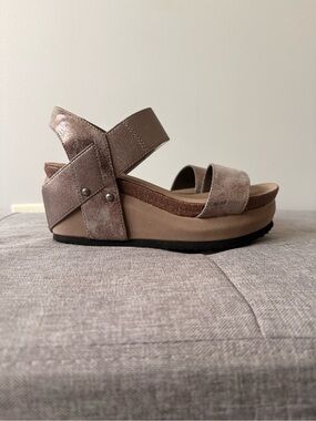 Crown Vintage Wedge Sandals